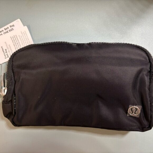 Lululemon everywhere belt bag 1L Black & White Pack of 2 - Picture 11 of 13